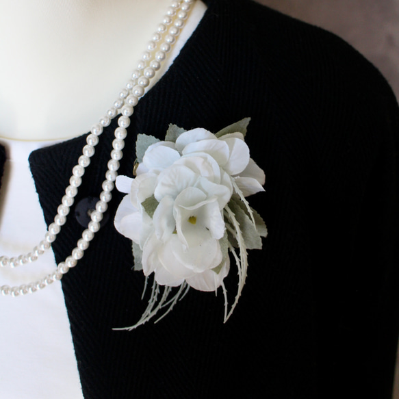 白い紫陽花のキャスケードコサージュ　アーティフィシャルフラワー　造花　卒業式　入学式　浴衣　結婚式　フォーマル 5枚目の画像