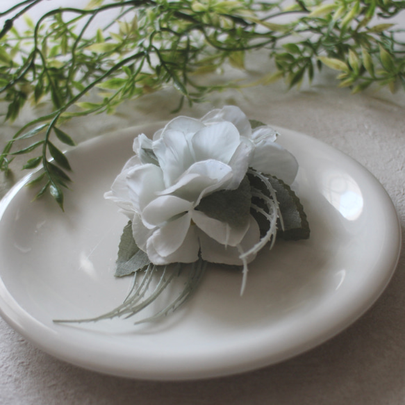 白い紫陽花のキャスケードコサージュ　アーティフィシャルフラワー　造花　卒業式　入学式　浴衣　結婚式　フォーマル 7枚目の画像