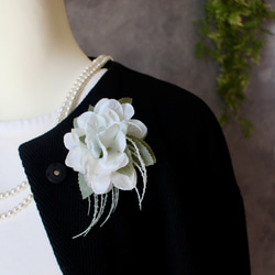 白い紫陽花のキャスケードコサージュ　アーティフィシャルフラワー　造花　卒業式　入学式　浴衣　結婚式　フォーマル 2枚目の画像