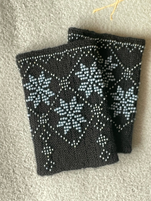 メリノウールで編んだビーズのリストウォーマー リエシネス 伝統工芸