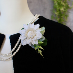 オフホワイトのダリアの小さめコサージュ　アーティフィシャルフラワー　造花　卒業式　入学式　浴衣　結婚式　フォーマル 5枚目の画像