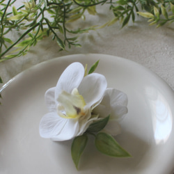 白い胡蝶蘭と白い紫陽花のコサージュ　アーティフィシャルフラワー　造花　卒業式　入学式　浴衣　結婚式　フォーマル 7枚目の画像
