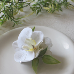白い胡蝶蘭と白い紫陽花のコサージュ　アーティフィシャルフラワー　造花　卒業式　入学式　浴衣　結婚式　フォーマル 6枚目の画像