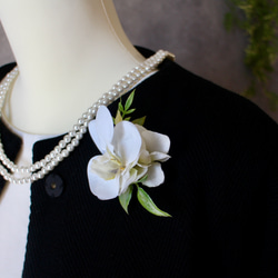 白い胡蝶蘭と白い紫陽花のコサージュ　アーティフィシャルフラワー　造花　卒業式　入学式　浴衣　結婚式　フォーマル 5枚目の画像