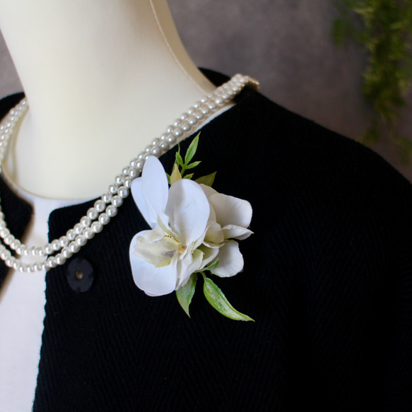 白い胡蝶蘭と白い紫陽花のコサージュ　アーティフィシャルフラワー　造花　卒業式　入学式　浴衣　結婚式　フォーマル 5枚目の画像