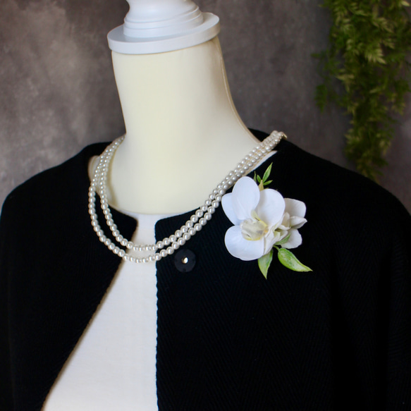 白い胡蝶蘭と白い紫陽花のコサージュ　アーティフィシャルフラワー　造花　卒業式　入学式　浴衣　結婚式　フォーマル 2枚目の画像