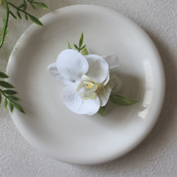 白い胡蝶蘭と白い紫陽花のコサージュ　アーティフィシャルフラワー　造花　卒業式　入学式　浴衣　結婚式　フォーマル 3枚目の画像