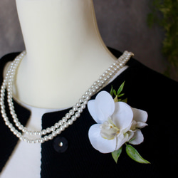 白い胡蝶蘭と白い紫陽花のコサージュ　アーティフィシャルフラワー　造花　卒業式　入学式　浴衣　結婚式　フォーマル 4枚目の画像