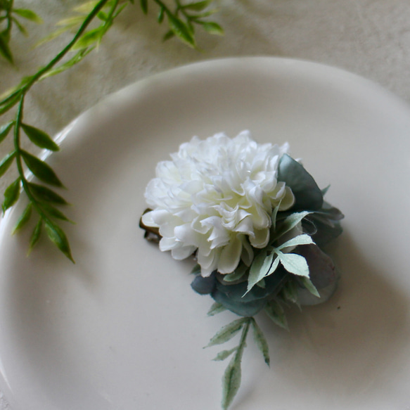 白いマムとブルーの紫陽花のコサージュ　アーティフィシャルフラワー　造花　卒業式　入学式　浴衣　結婚式　フォーマル 6枚目の画像