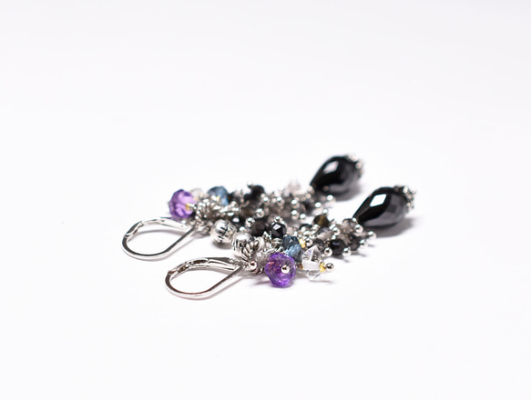 耳環，鑲嵌黑色尖晶石、大塊黑色金紅石石英、倫敦藍、紫水晶和印度銀鈴鐺 第5張的照片