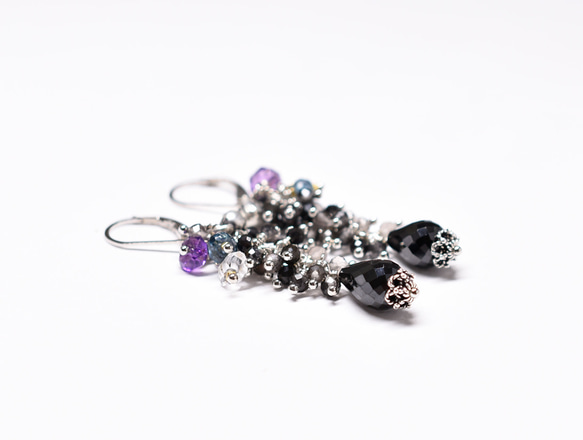 耳環，鑲嵌黑色尖晶石、大塊黑色金紅石石英、倫敦藍、紫水晶和印度銀鈴鐺 第4張的照片