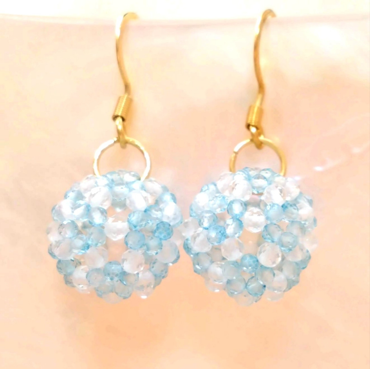 スカイブルートパーズ×クリスタル 神聖幾何学フラーレン　ピアス•イヤリングピアス（フック・チェーン）