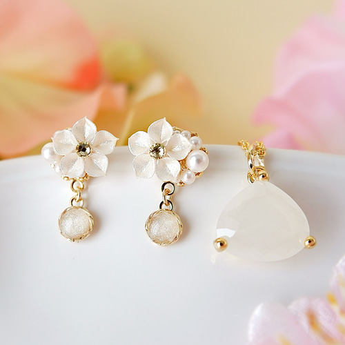 フォーマルに！そっと華やぐ白いパールのお花イヤリング、ピアス 