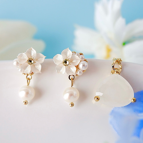 フォーマルに！そっと華やぐ白いパールのお花イヤリング、ピアス