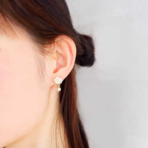 フォーマルに！そっと華やぐ白いパールのお花イヤリング、ピアス
