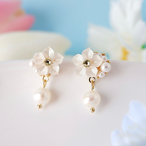 フォーマルに！そっと華やぐ白いパールのお花イヤリング、ピアス