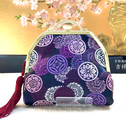 京都西陣織] 吉祥丸紋文様の小物入れ（黒地に紫色の丸紋と藤の葉