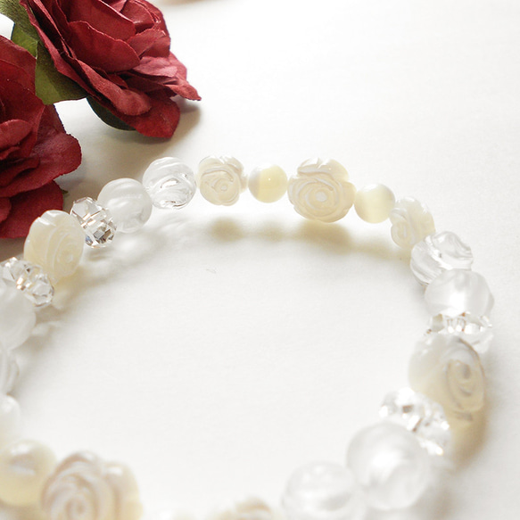 薔薇のホワイトシェル＆水晶 ✿ 天然石ブレスレット 3枚目の画像