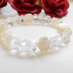 薔薇のホワイトシェル＆水晶 ✿ 天然石ブレスレット 4枚目の画像