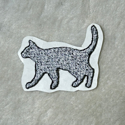★刺繍シール／ステッカー★　猫　横向きタイプ　シルバーグレー 1枚目の画像