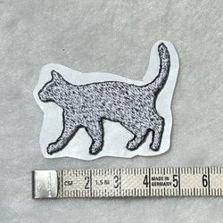 ★刺繍シール／ステッカー★　猫　横向きタイプ　シルバーグレー 2枚目の画像
