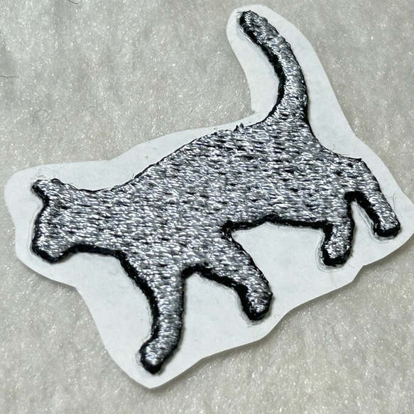 ★刺繍シール／ステッカー★　猫　横向きタイプ　シルバーグレー 3枚目の画像