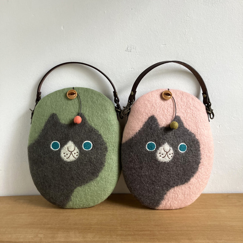 羊毛フェルト猫のバッグチャームを兼ねた小物入れ 茶トラ猫