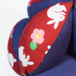 キッキングボール (ウサギ×紺) モンテッソーリ ベビーボール 回転ゴマ 布おもちゃ 知育玩具 赤ちゃん 9枚目の画像