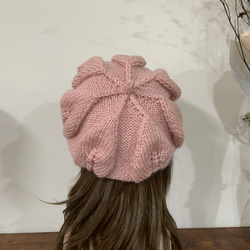 手工編織毛帽。柔軟大葉子蓓蕾帽。粉橘。瑞士百年品牌線材。 第2張的照片