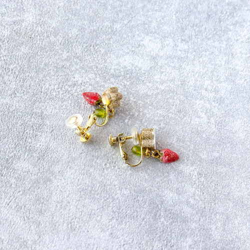 真っ赤ないちごとお花ピアス/イヤリング (小粒/オーブン粘土・陶土) 春 