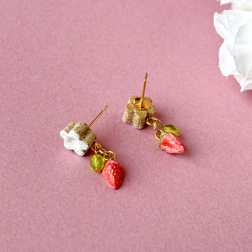 真っ赤ないちごとお花ピアス/イヤリング (小粒/オーブン粘土
