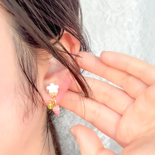 真っ赤ないちごとお花ピアス/イヤリング (小粒/オーブン粘土・陶土) 春
