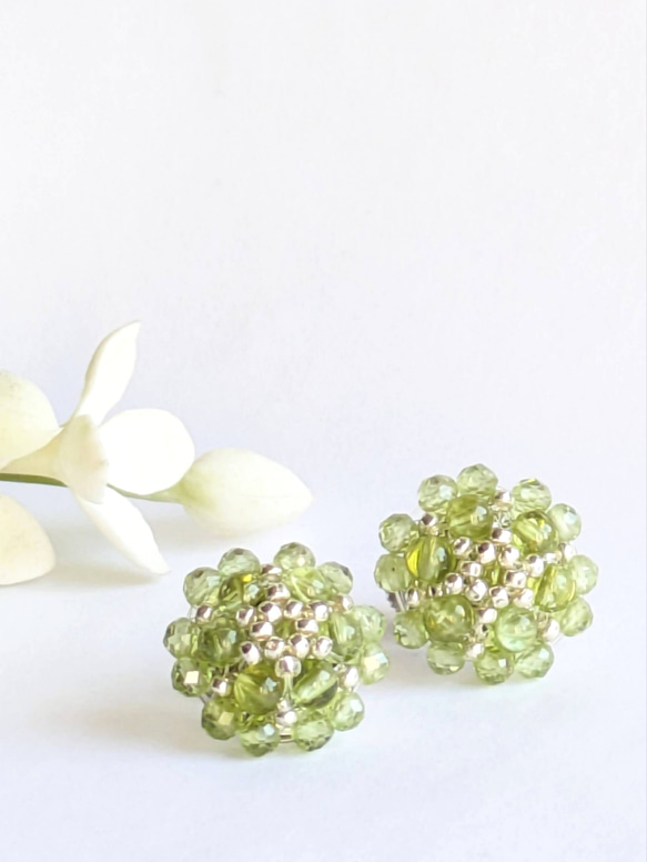 【送料無料】《再販》☆天然石ペリドット☆　若草色の可愛いお花のイヤリングorピアス 8枚目の画像