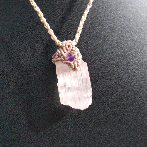 ちゃまさんの専用クンツァイトペンダントです。他の方は購入しないで下さい。 あみあみペンダント（クンツァイト） - 心地よい絹糸のマクラメ