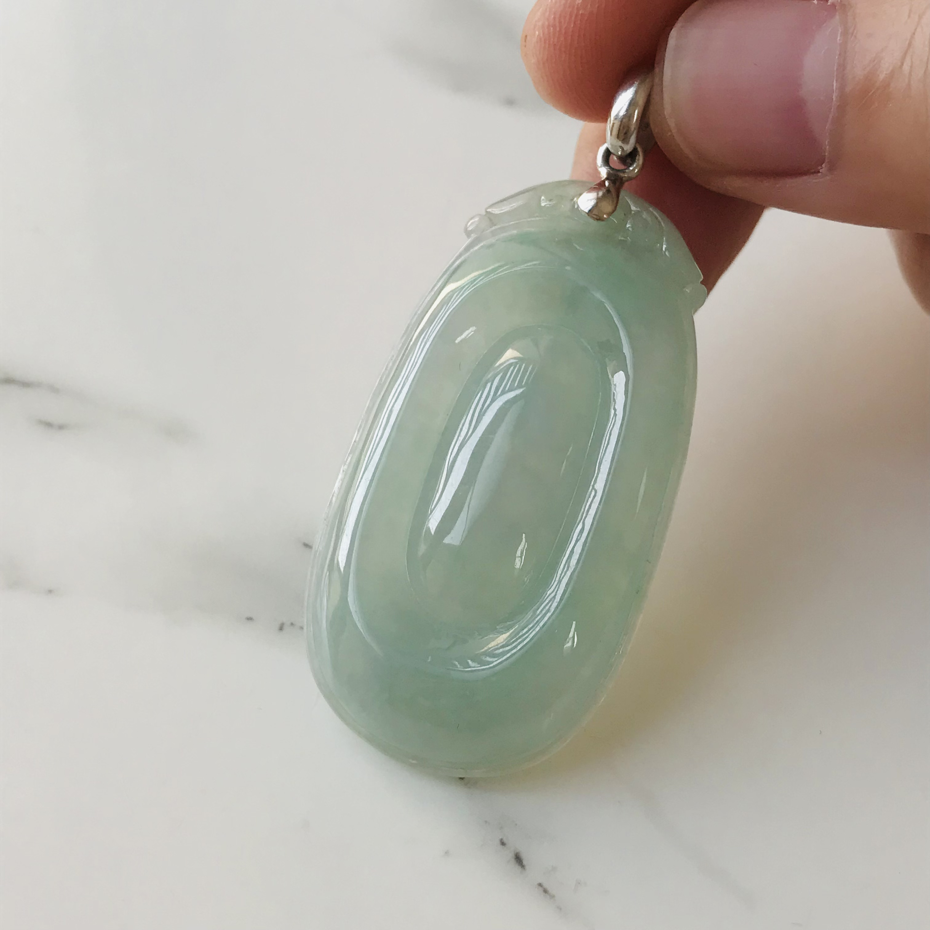 【P201-001】ジェイド　翡翠　ヒスイ　ペンダントトップ　ミャンマー産　彫刻　ライトグリーン　マスカット色　k18