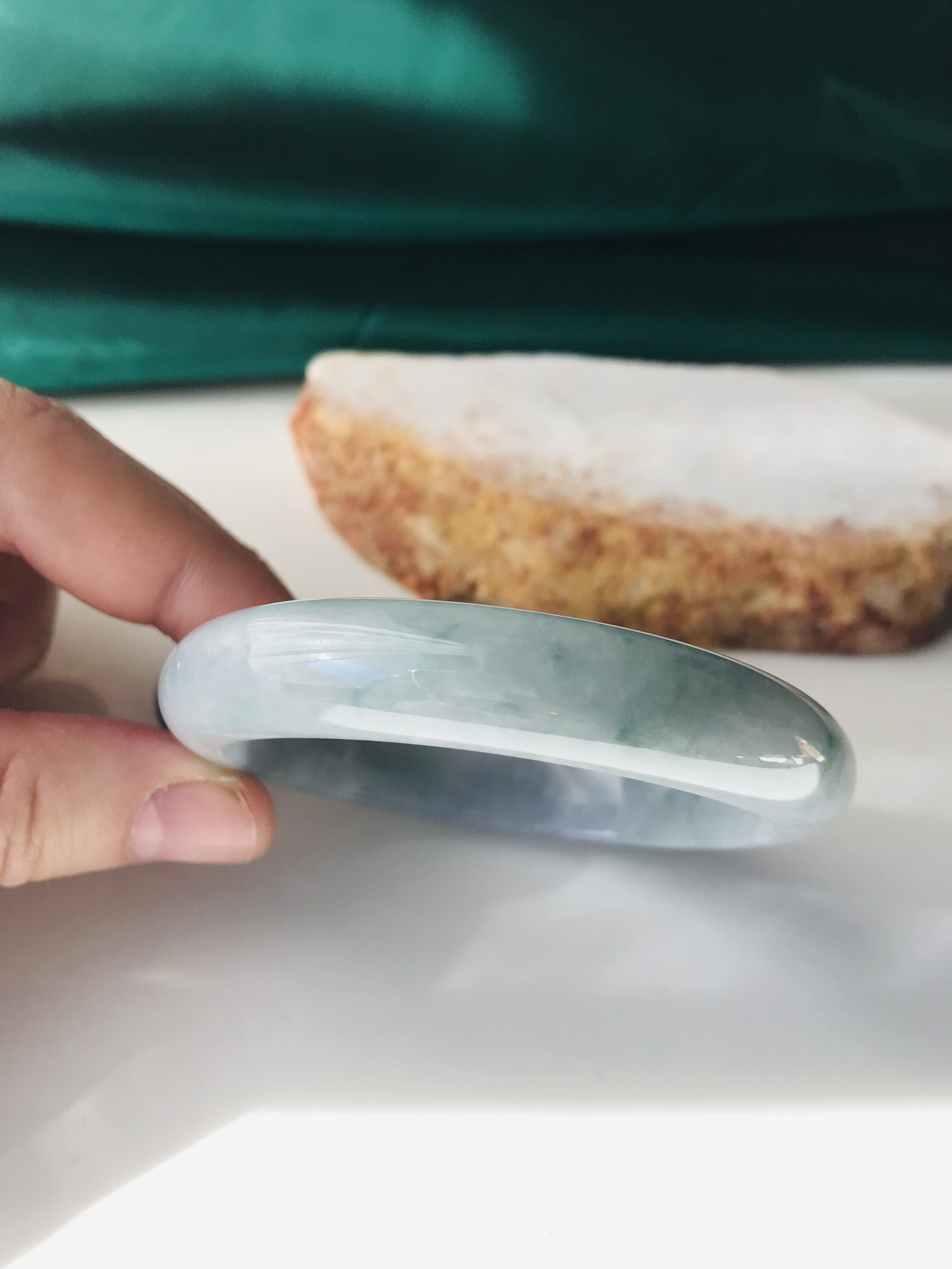 【B510-099】ジェイド　翡翠　ヒスイ　バングル　一点もの　希少　ミャンマー産　ホワイト　グリーン　石花　半円型