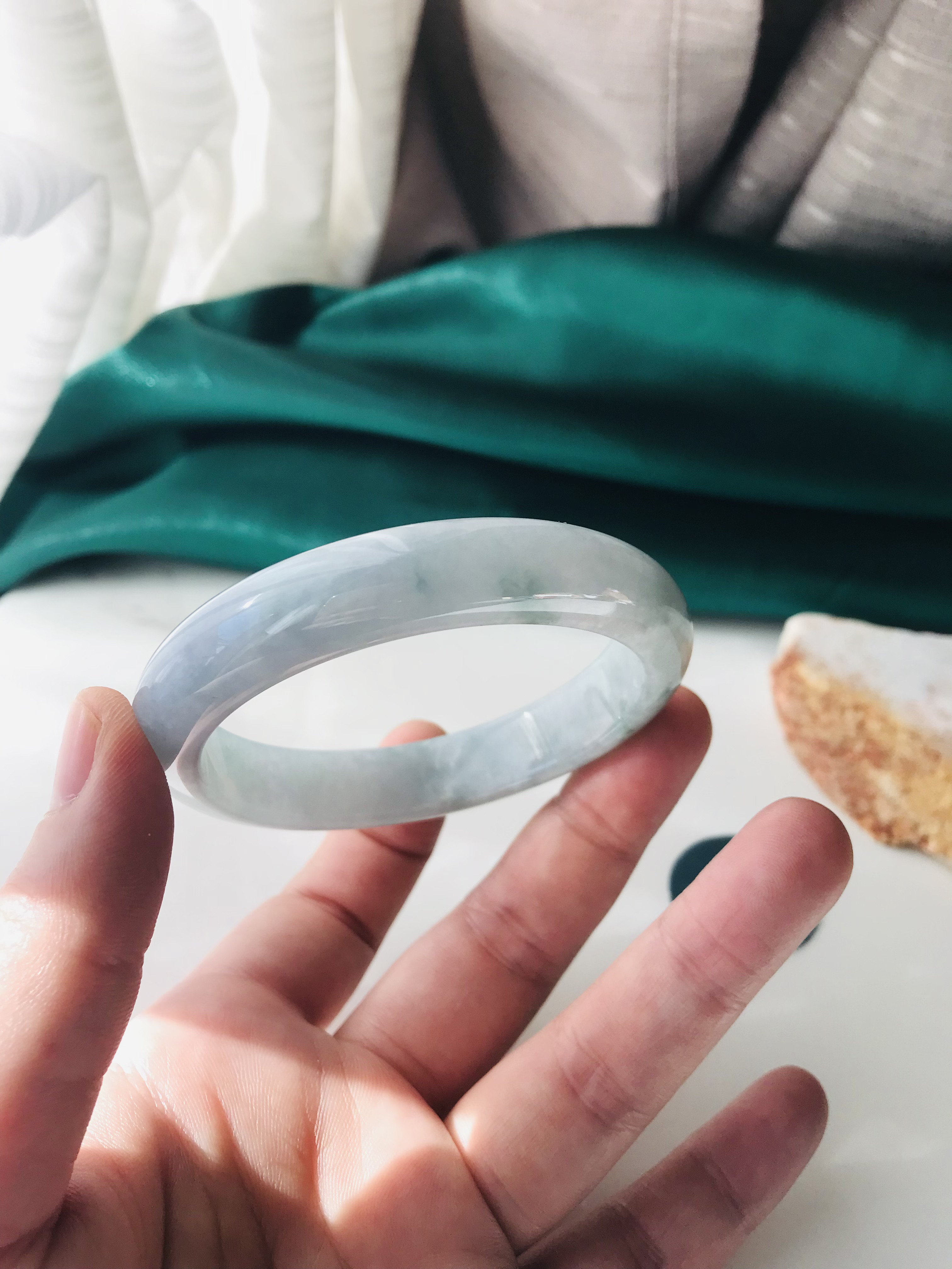 【B510-099】ジェイド　翡翠　ヒスイ　バングル　一点もの　希少　ミャンマー産　ホワイト　グリーン　石花　半円型
