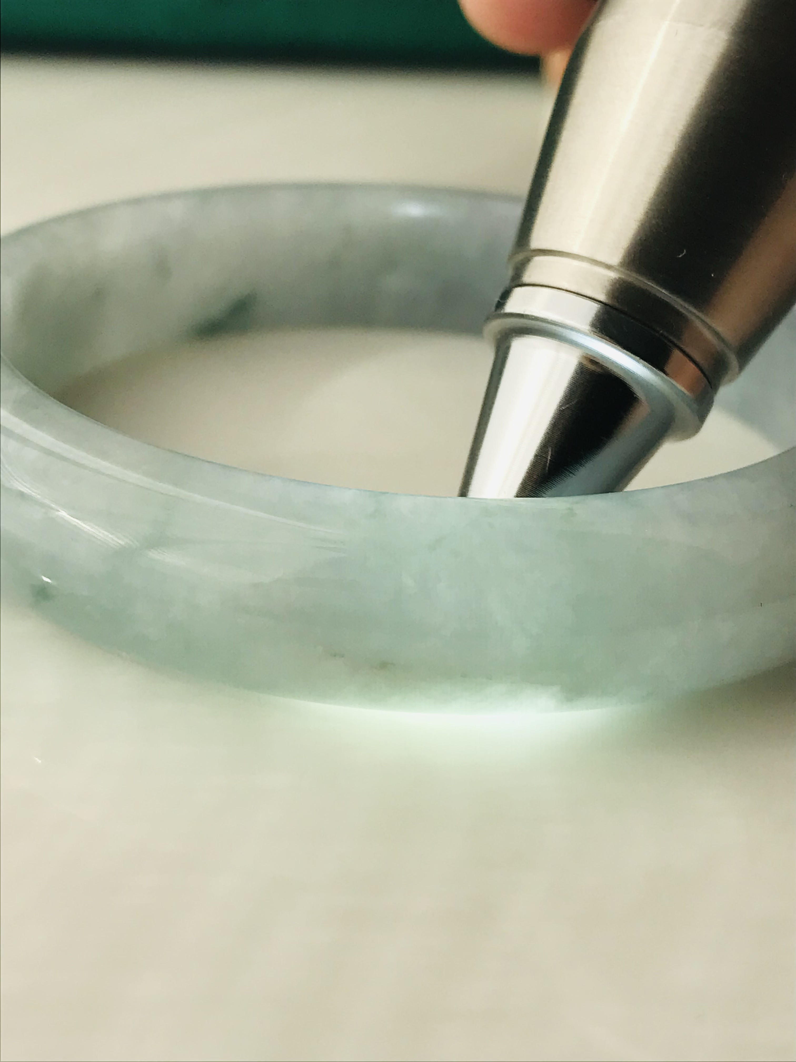 【B510-099】ジェイド　翡翠　ヒスイ　バングル　一点もの　希少　ミャンマー産　ホワイト　グリーン　石花　半円型