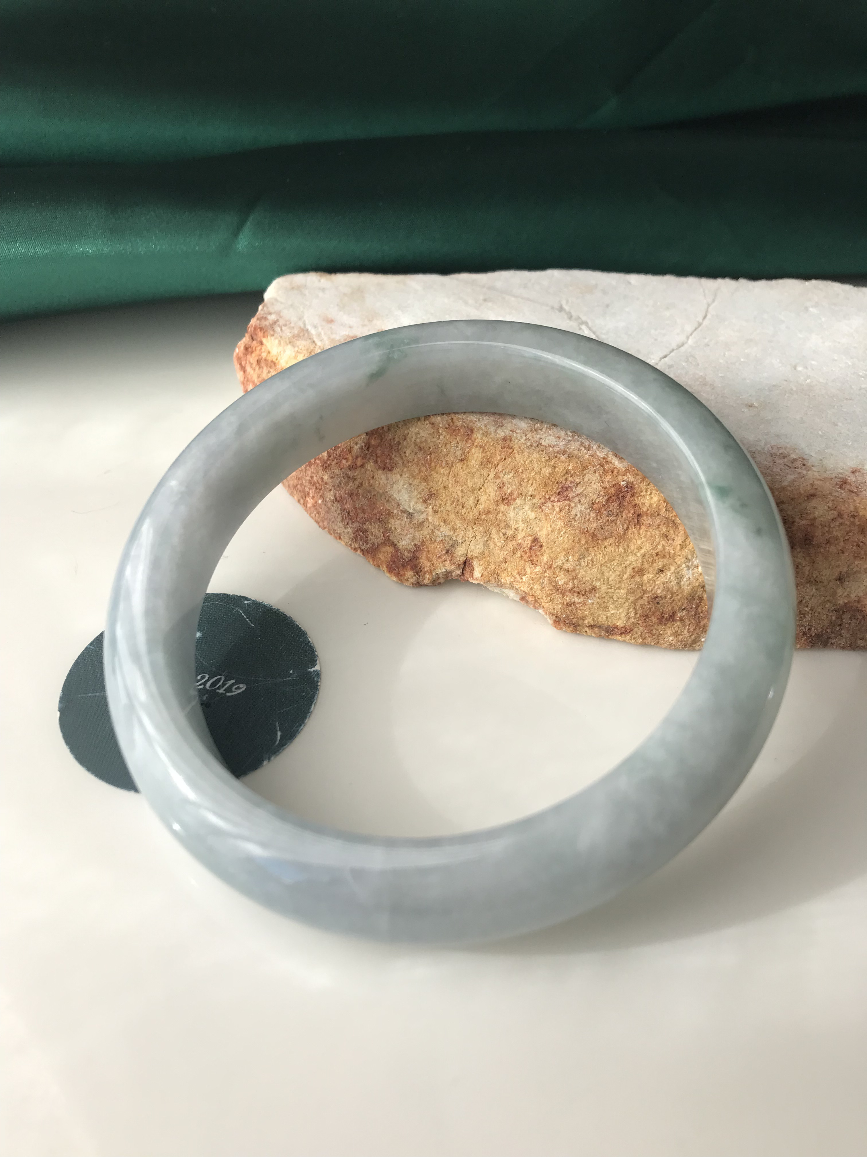 【B510-099】ジェイド　翡翠　ヒスイ　バングル　一点もの　希少　ミャンマー産　ホワイト　グリーン　石花　半円型