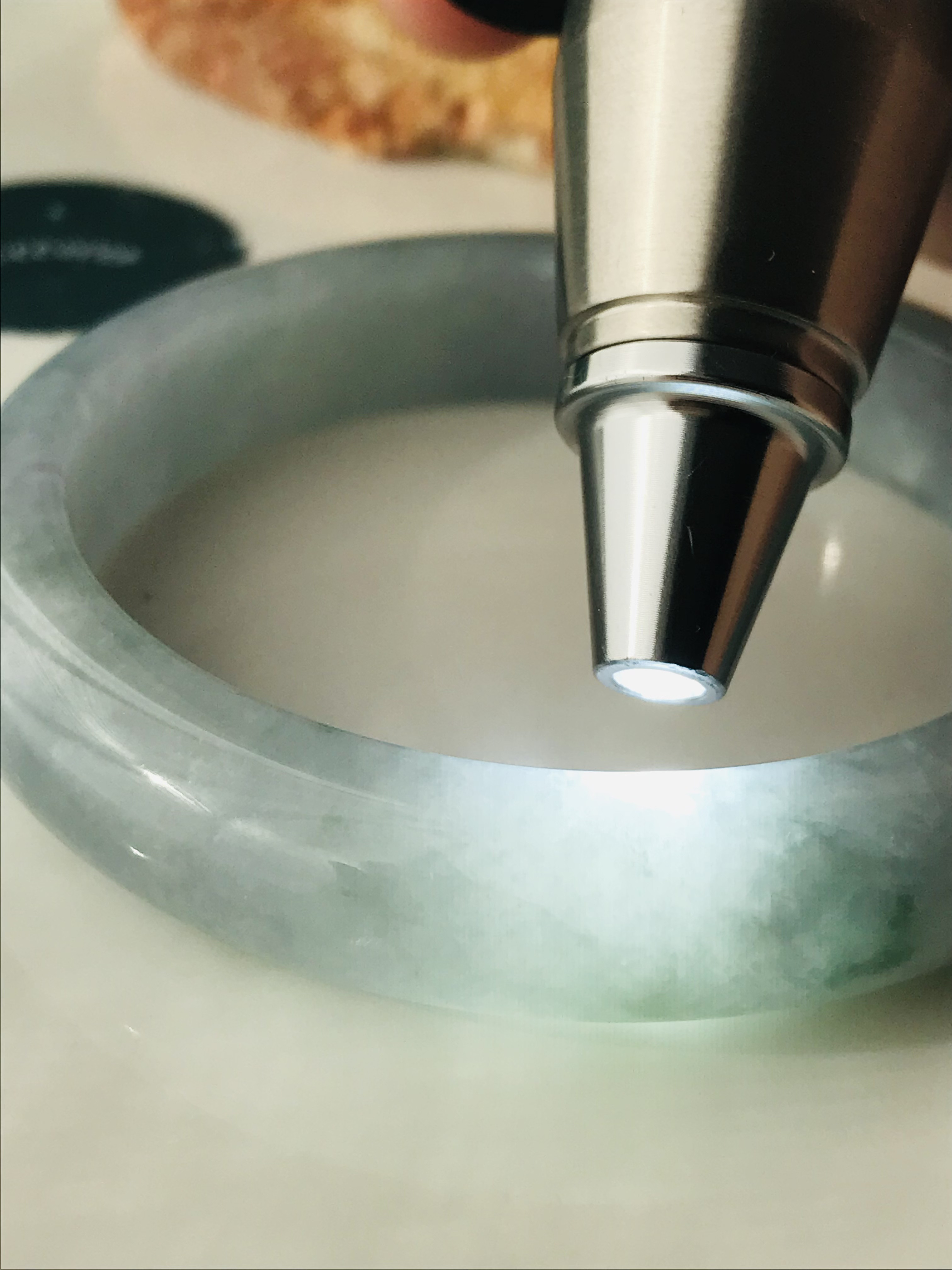 【B510-099】ジェイド　翡翠　ヒスイ　バングル　一点もの　希少　ミャンマー産　ホワイト　グリーン　石花　半円型