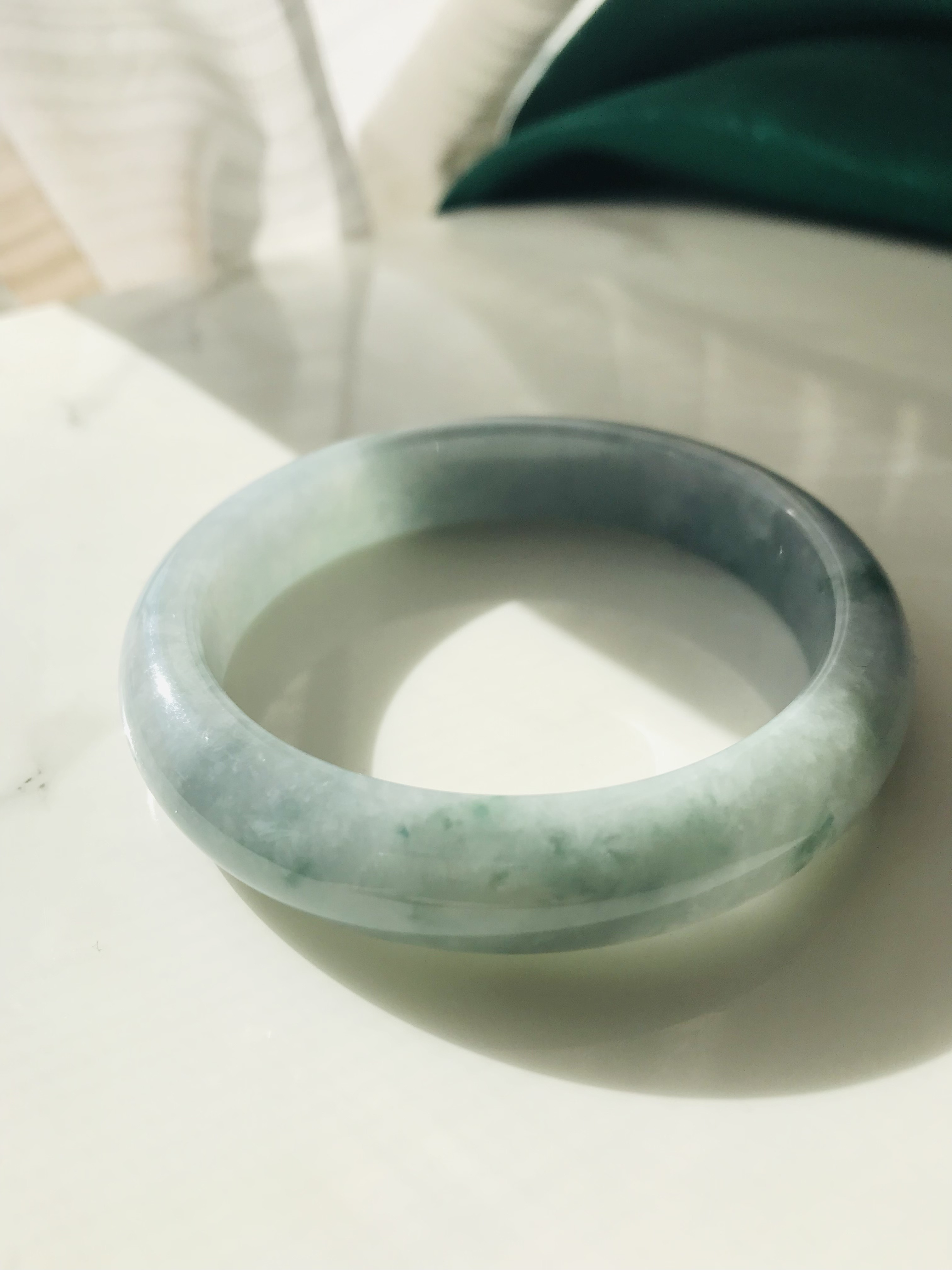 【B510-099】ジェイド　翡翠　ヒスイ　バングル　一点もの　希少　ミャンマー産　ホワイト　グリーン　石花　半円型