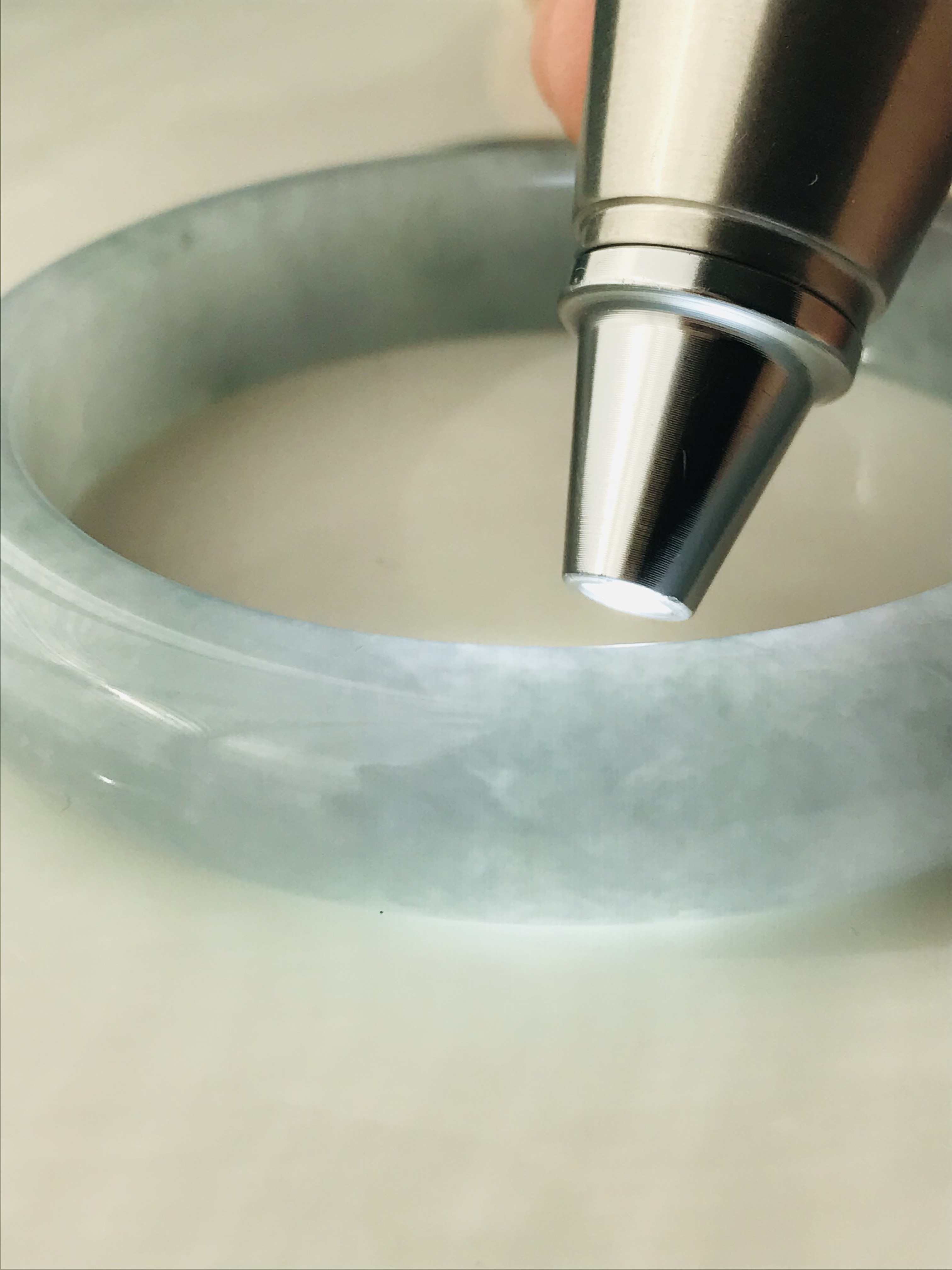 【B510-099】ジェイド　翡翠　ヒスイ　バングル　一点もの　希少　ミャンマー産　ホワイト　グリーン　石花　半円型