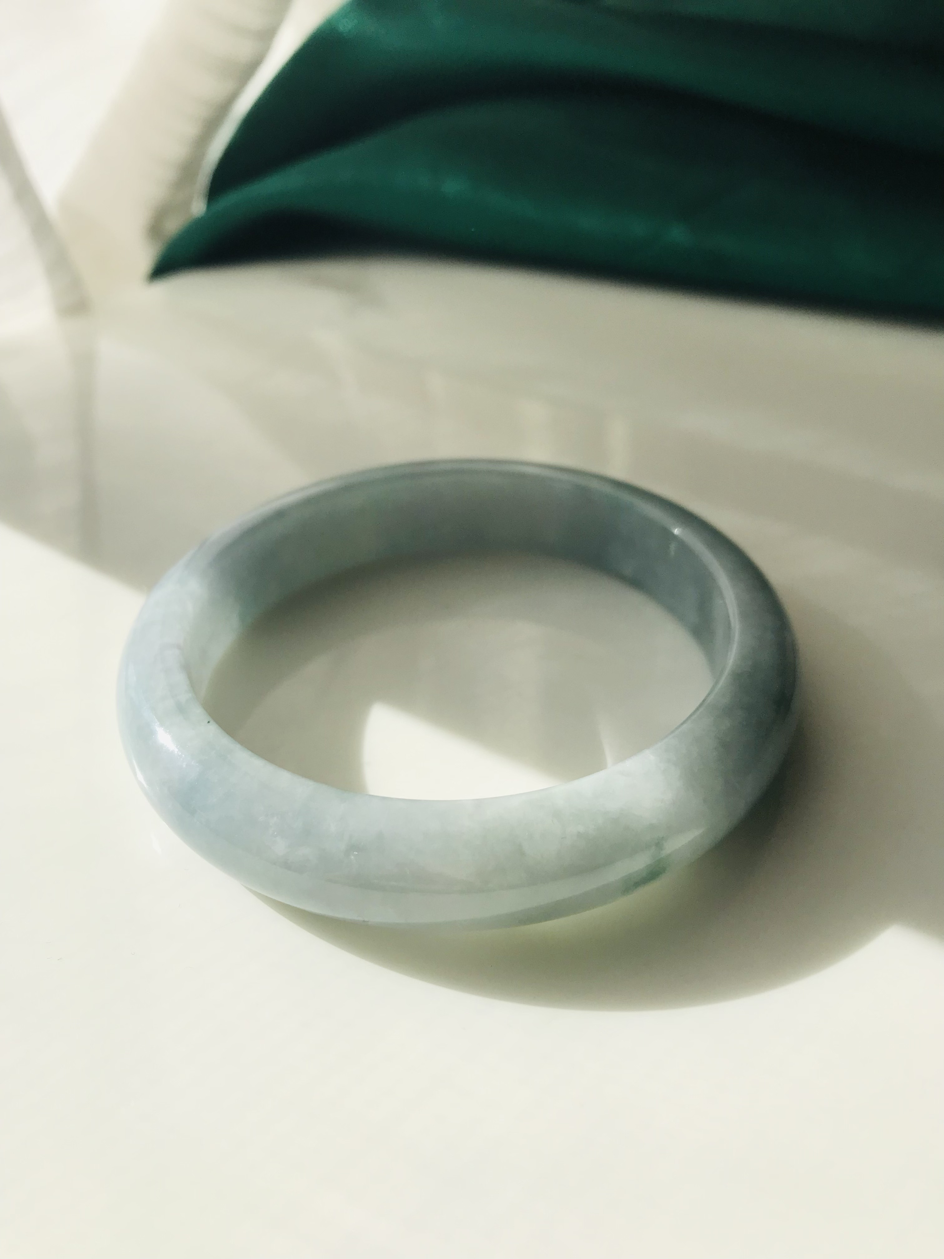 【B510-099】ジェイド　翡翠　ヒスイ　バングル　一点もの　希少　ミャンマー産　ホワイト　グリーン　石花　半円型