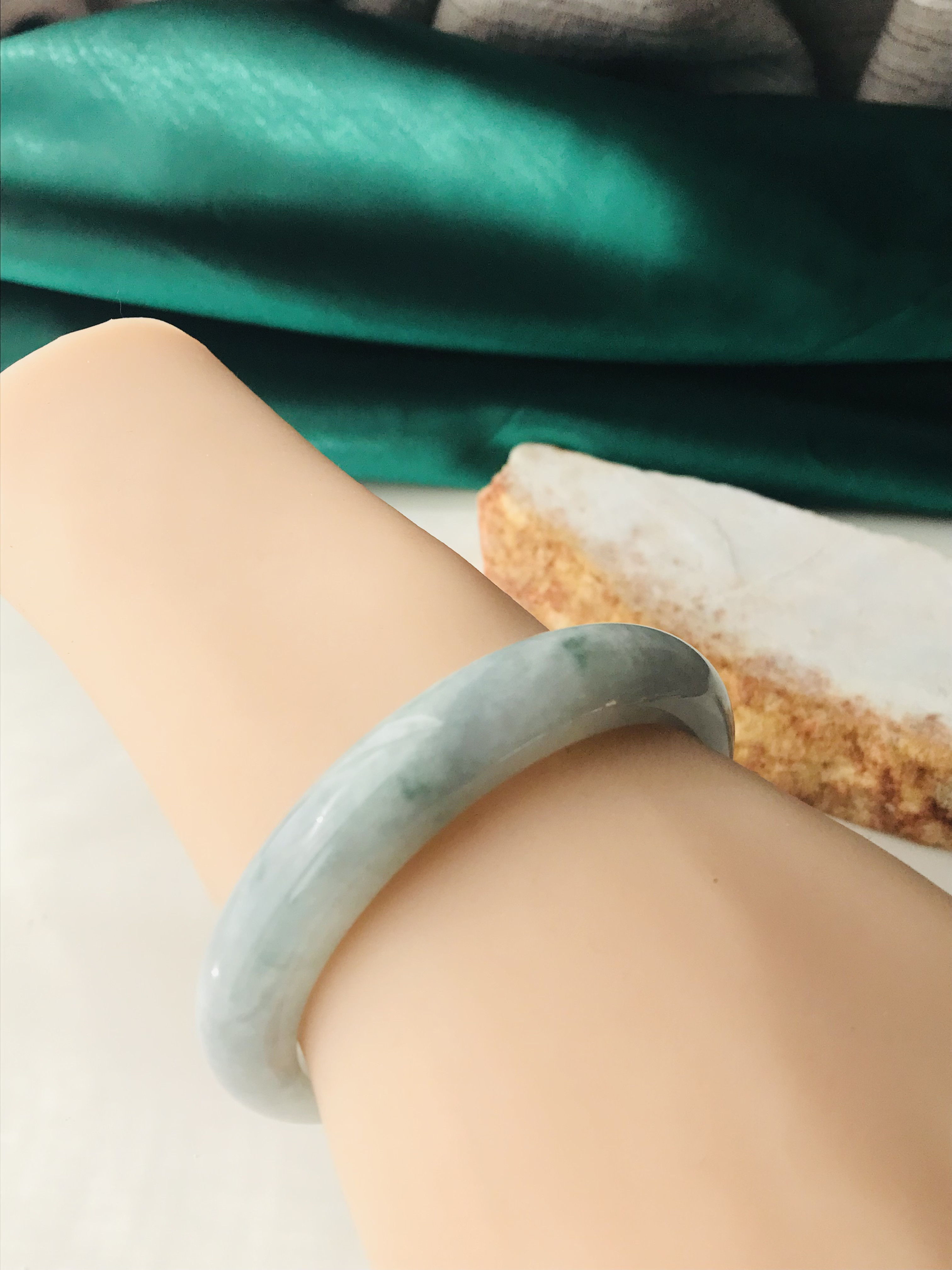 【B510-099】ジェイド　翡翠　ヒスイ　バングル　一点もの　希少　ミャンマー産　ホワイト　グリーン　石花　半円型