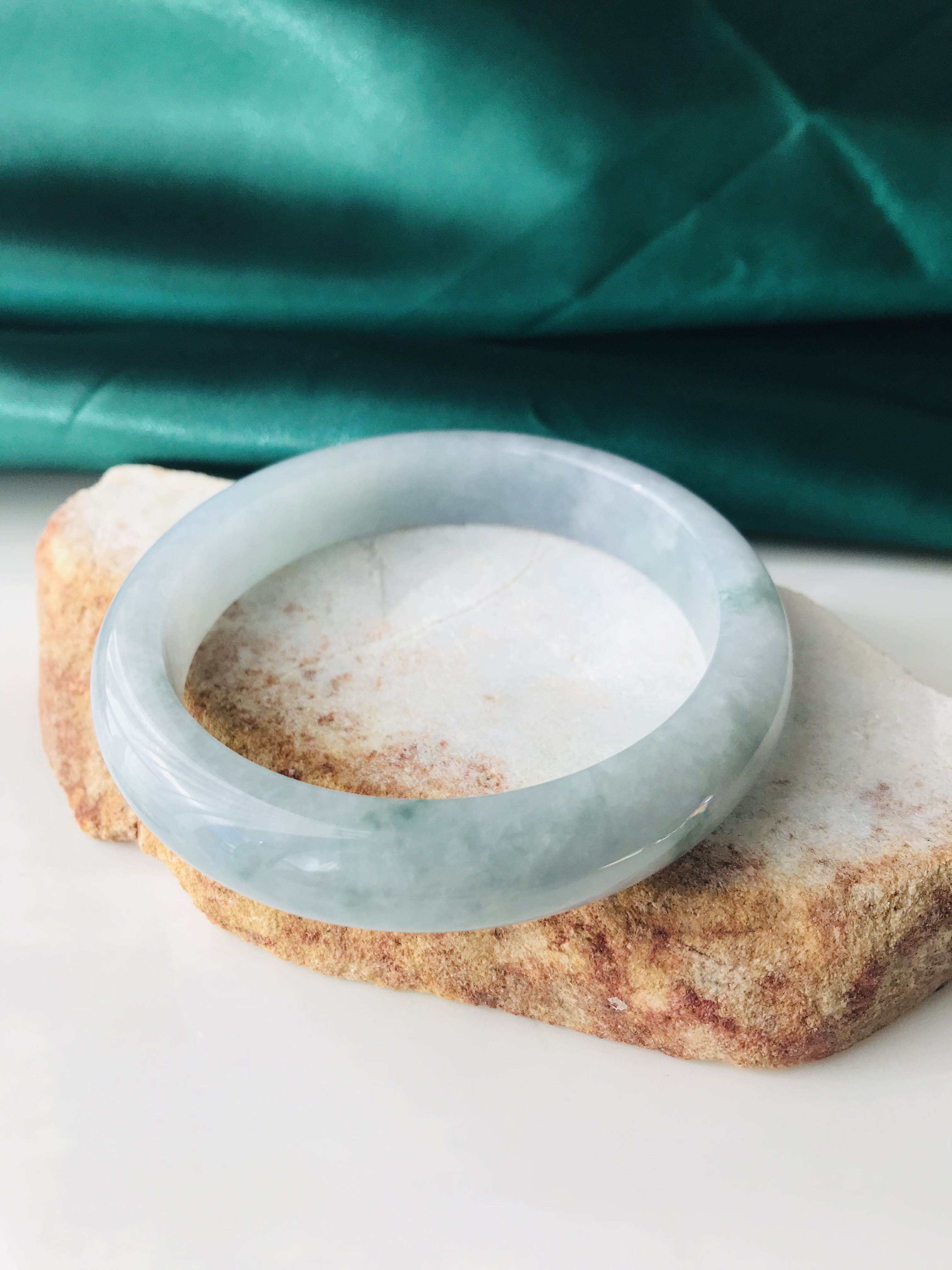 【B510-099】ジェイド　翡翠　ヒスイ　バングル　一点もの　希少　ミャンマー産　ホワイト　グリーン　石花　半円型