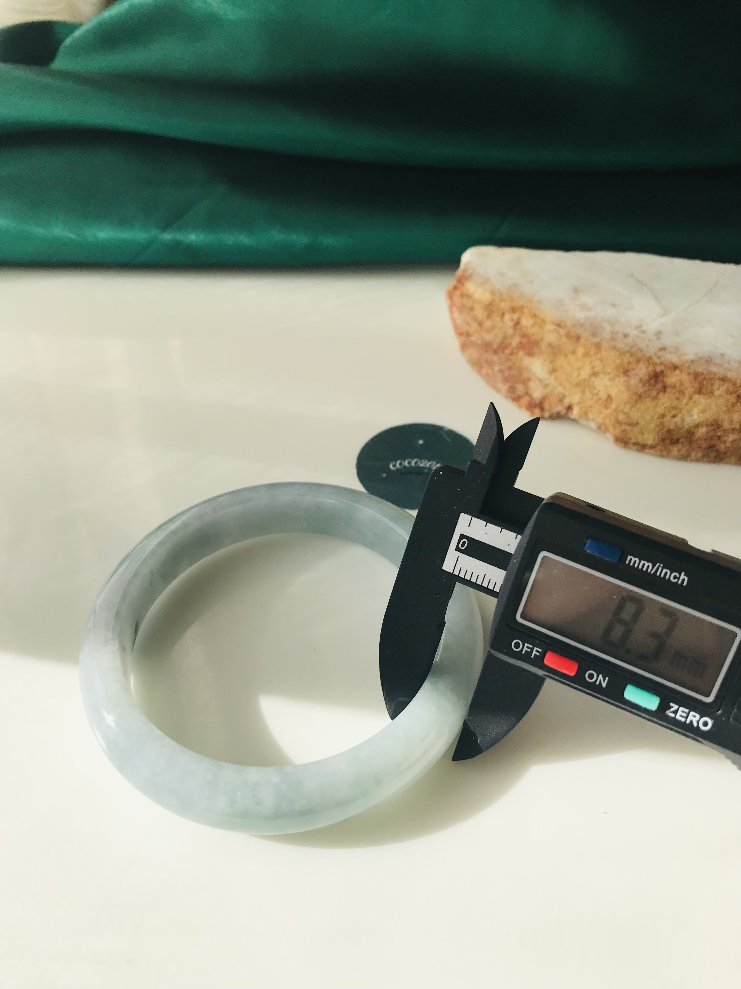 【B510-099】ジェイド　翡翠　ヒスイ　バングル　一点もの　希少　ミャンマー産　ホワイト　グリーン　石花　半円型