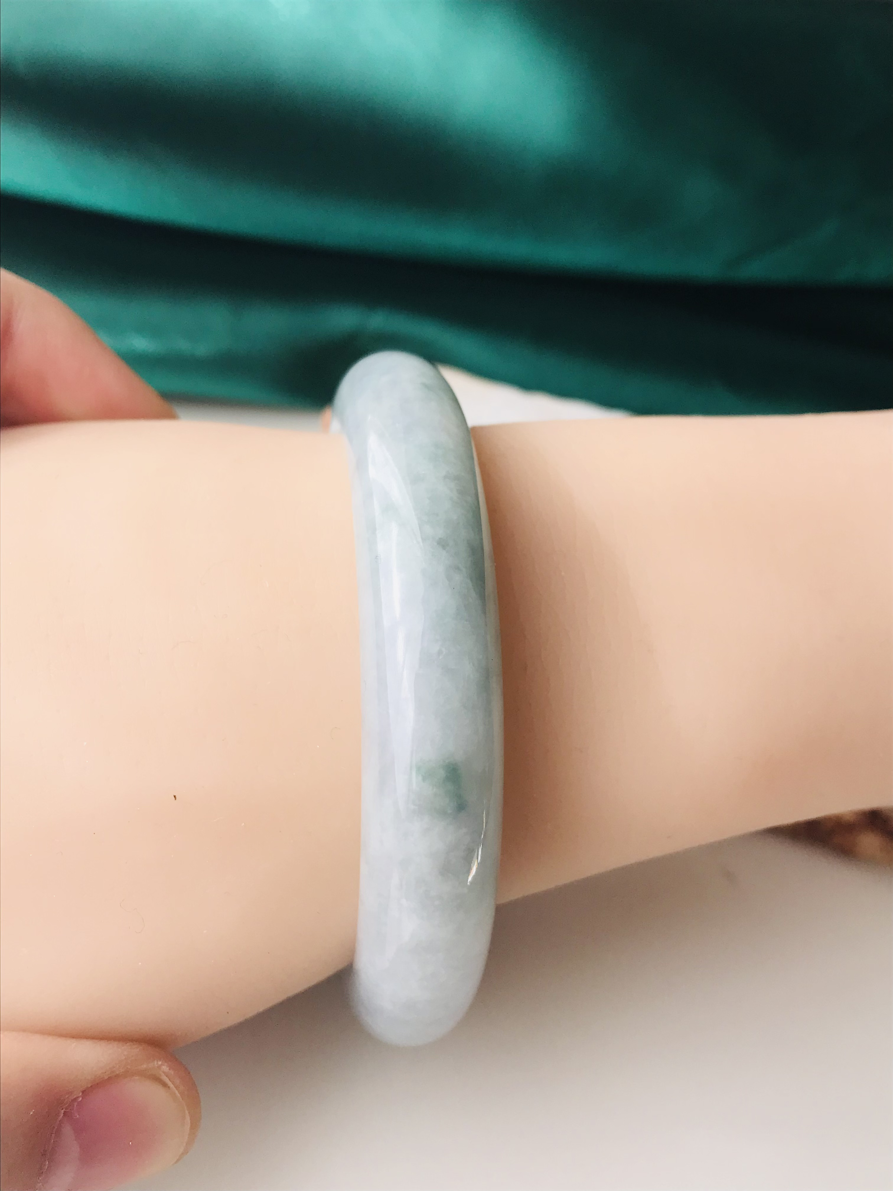 【B510-099】ジェイド　翡翠　ヒスイ　バングル　一点もの　希少　ミャンマー産　ホワイト　グリーン　石花　半円型