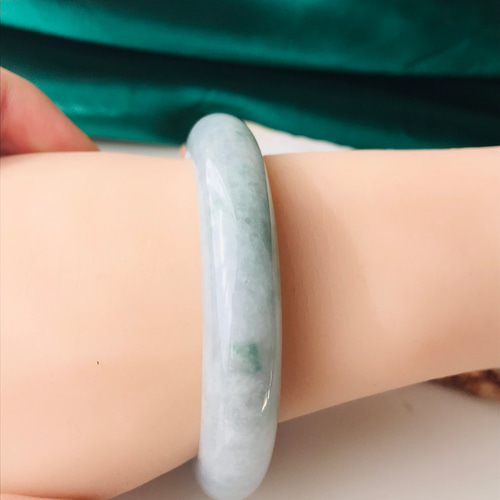 翡翠バングル グリーンとホワイト