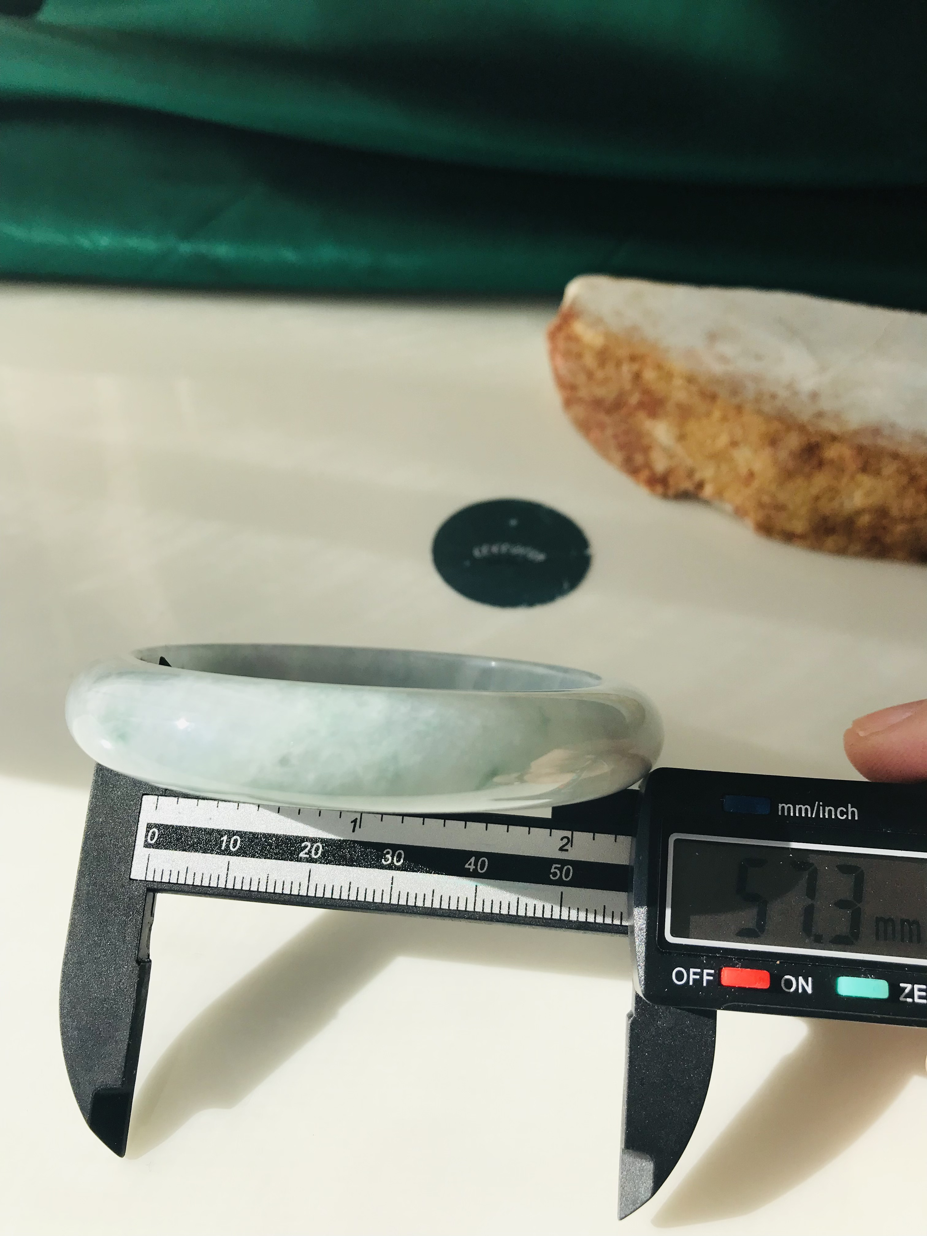 【B510-099】ジェイド　翡翠　ヒスイ　バングル　一点もの　希少　ミャンマー産　ホワイト　グリーン　石花　半円型