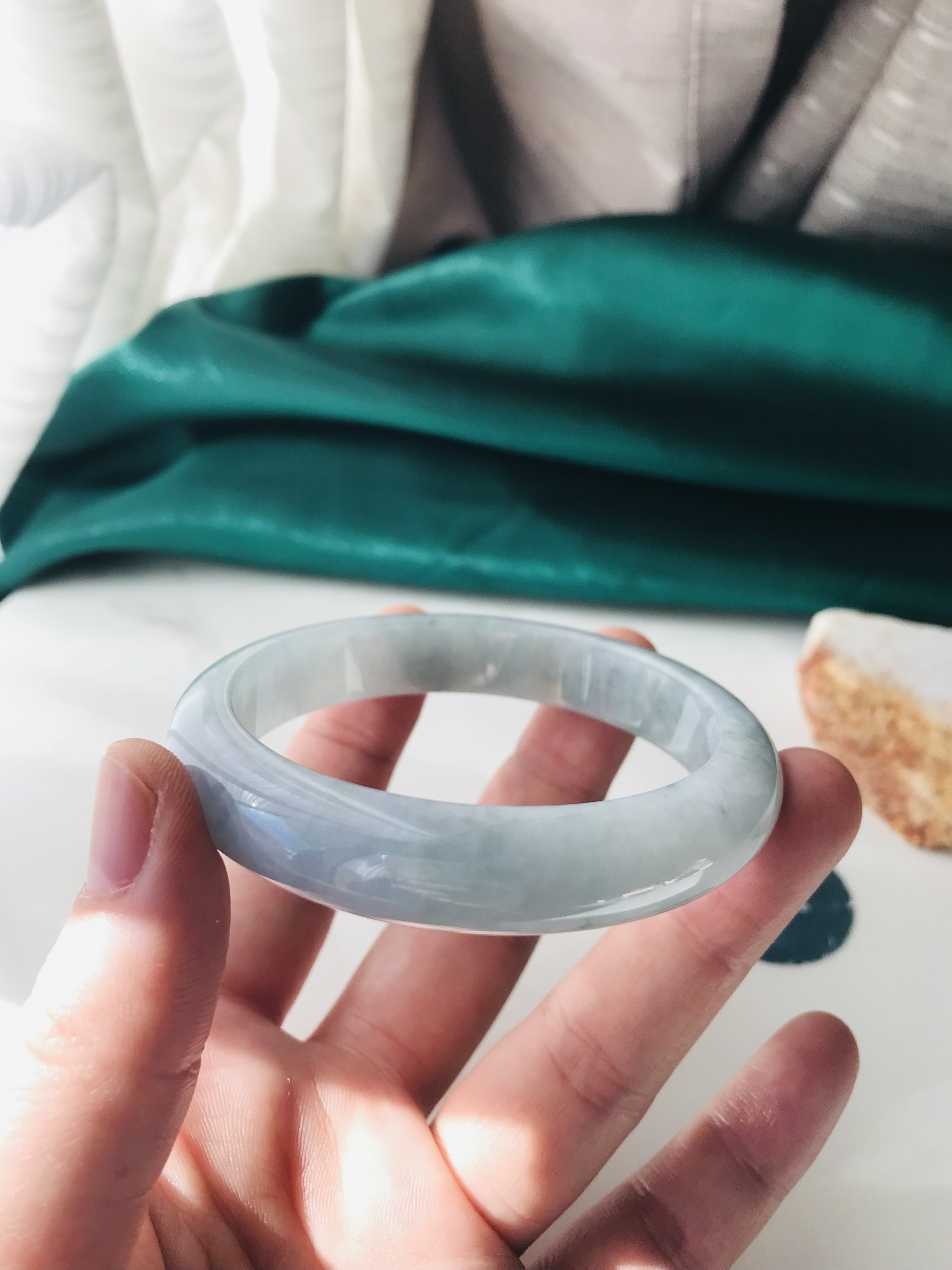 【B510-099】ジェイド　翡翠　ヒスイ　バングル　一点もの　希少　ミャンマー産　ホワイト　グリーン　石花　半円型